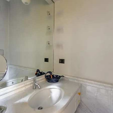 Elegant Apartment Near Duomo Διαμέρισμα *